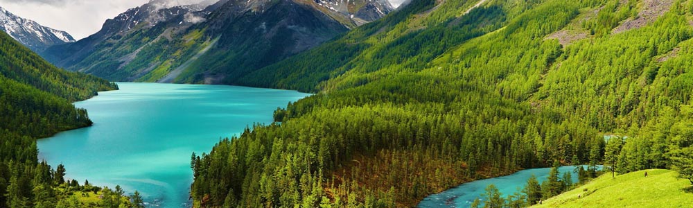 salmon River surrounded by mountains.